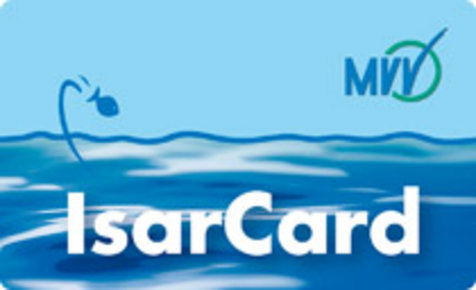 gezeichnetes Gewässer mit dem Schriftzug IsarCard & Logo des MVV