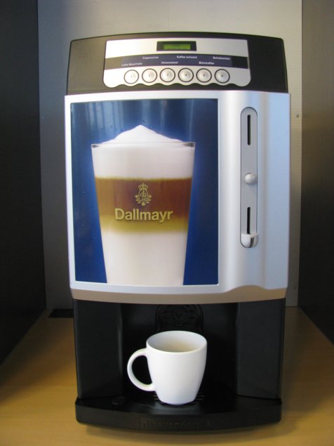 Kaffeevollautomat mit weißer Kaffeetasse
